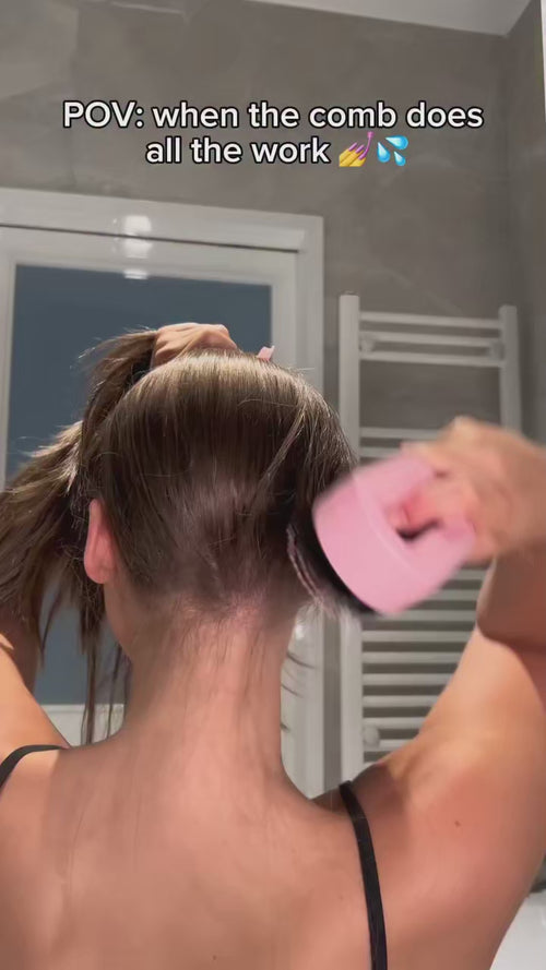 Démonstration de la brosse à cheveux vaporisatrice 2-en-1 en action sur les cheveux d'une femme